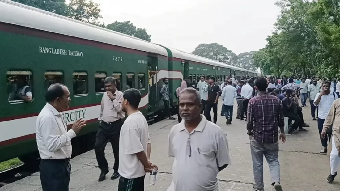 ঝিনাইদহে স্টেশনে ট্রেন থামিয়ে চালক উধাও